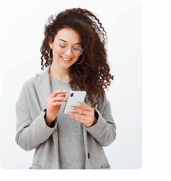Mulher segurando celular, representando as vantagens